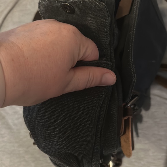 3 never used, new bags/purses. 2 GAP bags and one unknown maker. - Picture 7 of 14